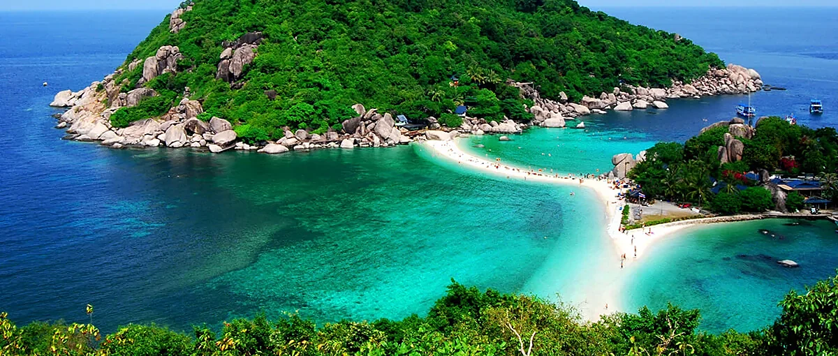 Speed boat approaching Koh Nang Yuan's iconic twin-bay viewpoint on a sunny Koh Tao day tour