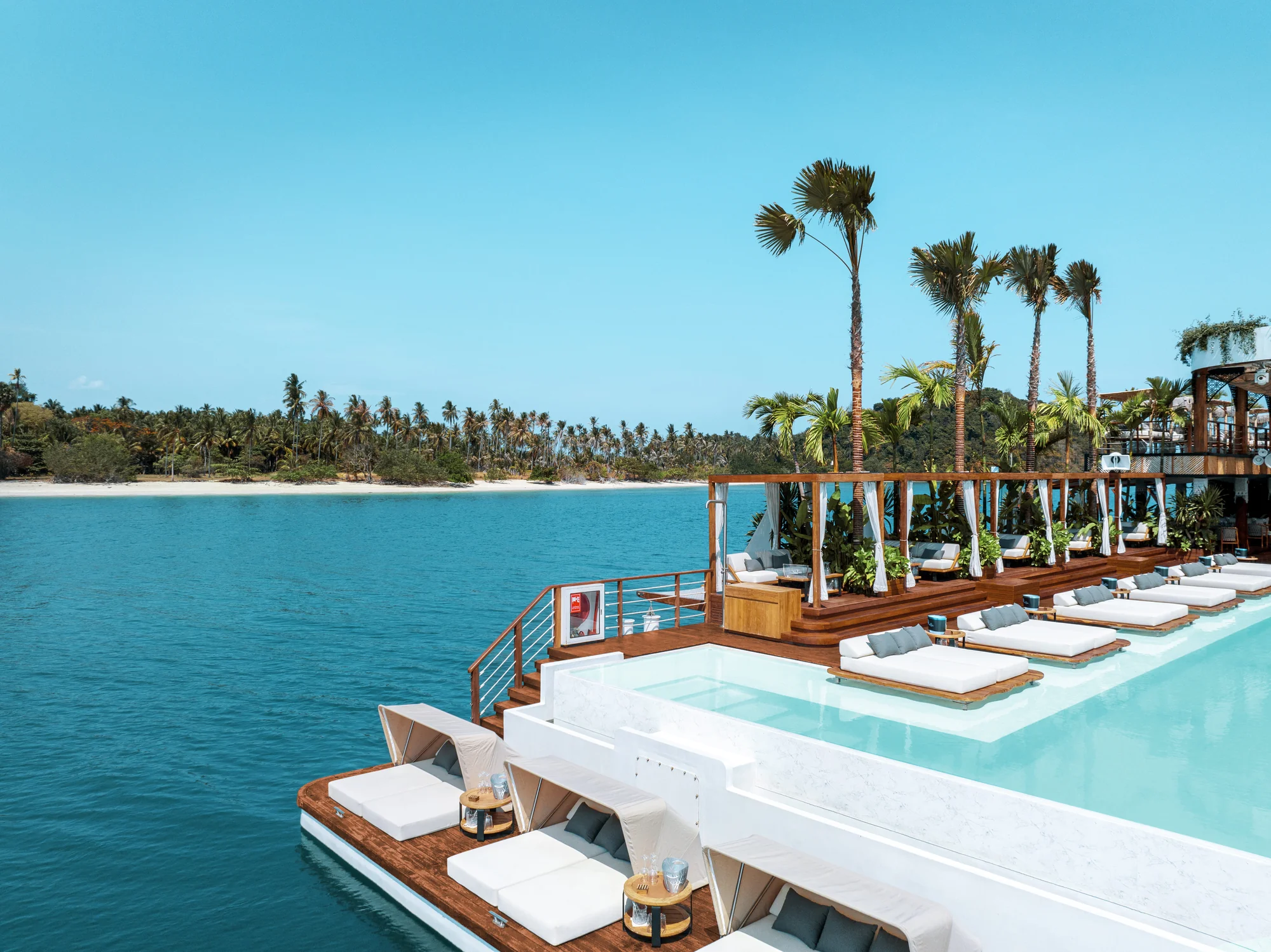 Crystal-clear turquoise seabed at YONA Beach Club in Phuket, perfect for a relaxing afternoon day pass