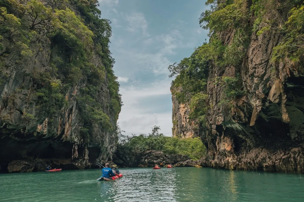 Phi Phi + James Bond + Bamboo + Khai Island One Day Trip by Speed Boat (Sawanu) + Canoe + Lunch + SIC Transfer (Include National Park Fee) — image 17