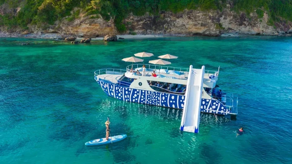 Speedboat docked at Wanwa Pier on Phi Phi Maiton, ready for a private island tour