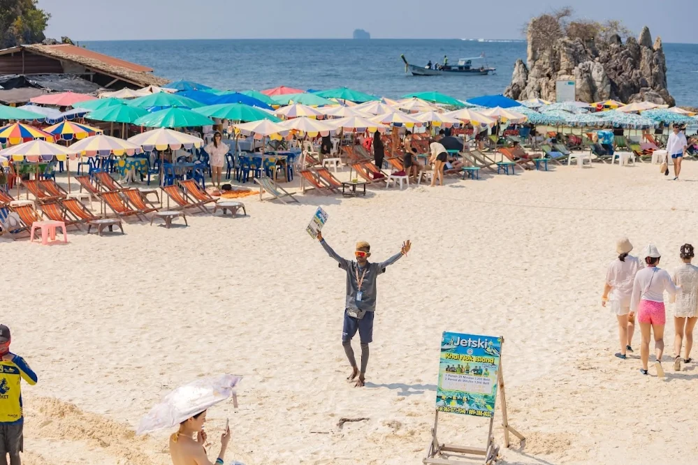 Phi Phi + James Bond + Bamboo + Khai Island One Day Trip by Speed Boat (Sawanu) + Canoe + Lunch + SIC Transfer (Include National Park Fee) — image 29