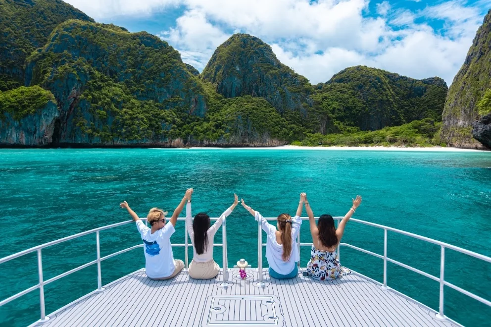 Phi Phi Island + Bamboo Island + Sunset Maiton by Speed Catamaran + Lunch + SIC Transfer & Longtail boat (Include Park Fee) — image 8