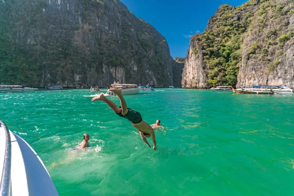 Phi Phi + James Bond + Bamboo + Khai Island One Day Trip by Speed Boat (Sawanu) + Canoe + Lunch + SIC Transfer (Include National Park Fee) — image 23