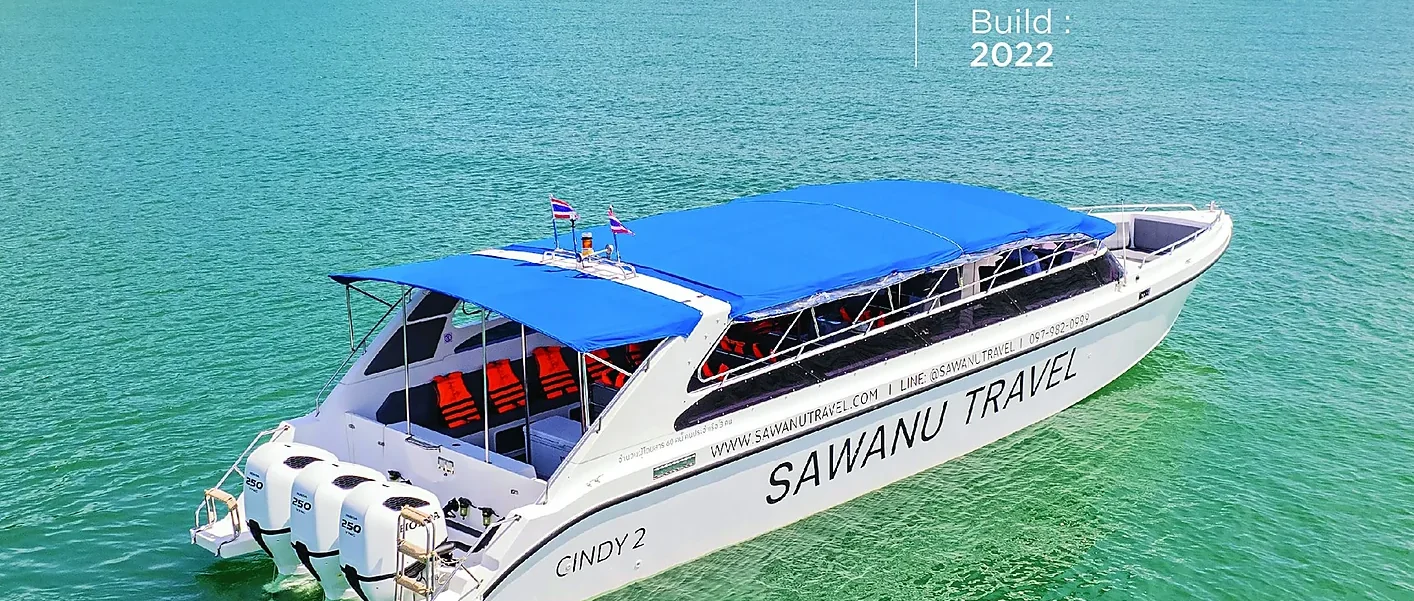 Sawanu speedboat cruising turquoise waters on a Phi Phi and James Bond Island day tour from Phuket