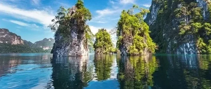 Limestone cliffs and emerald waters of Cheow Lan Lake in Khao Sok