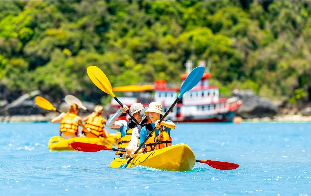 Angthong National Marine Park by Tour Boat (Big Boat) + Lunch + Transfer - (No Kayaking) — image 4